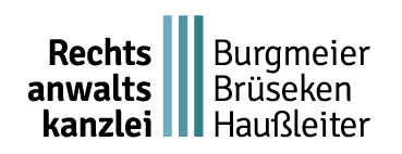 Das textnahe Logo unserer Kanzlei. Links neben drei vertikalen blauen Strichen steht "Rechtsanwaltskanzlei" und rechts davon stehen die drei Namen "Burgmeier", "Brüseken" und "Haußleiter".